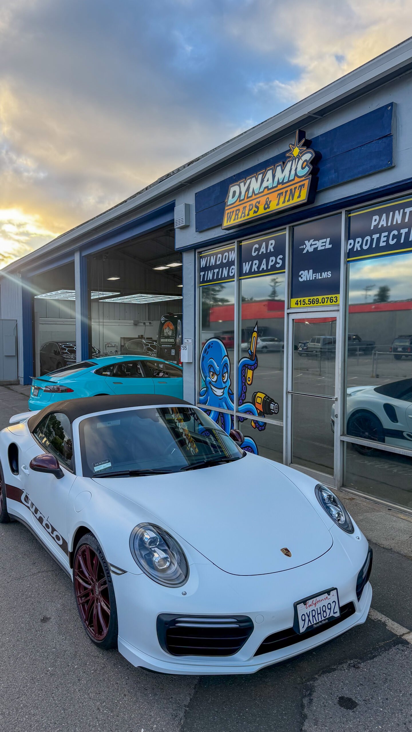 Porsche 911 in front of Dynamic wraps-1